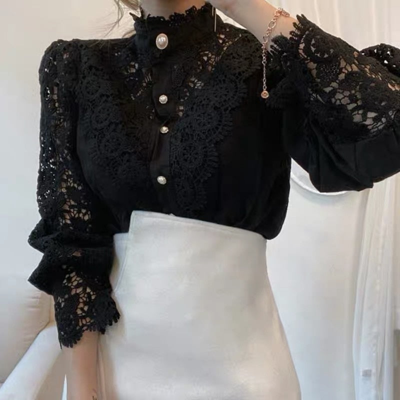Chique damesblouse met pofmouwen en kant, perfect als kantooroutfit of zakelijke look voor een elegante uitstraling.
