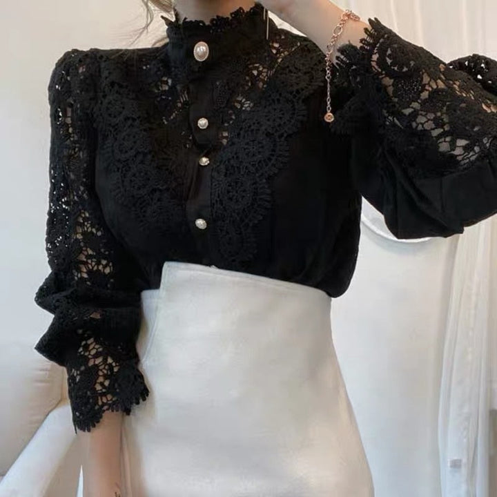 Chique damesblouse met pofmouwen en kant, perfect als kantooroutfit of zakelijke look voor een elegante uitstraling.