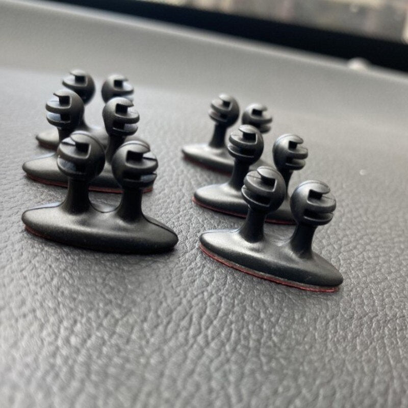 Praktische kabelmanagement clips voor het eenvoudig bevestigen van USB- en oplaadkabels op elk oppervlak.