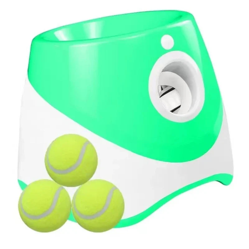Hond rent achter ballen aan, gelanceerd door de FetchPro automatische ballenwerper. Perfect voor buitenspeelplezier.