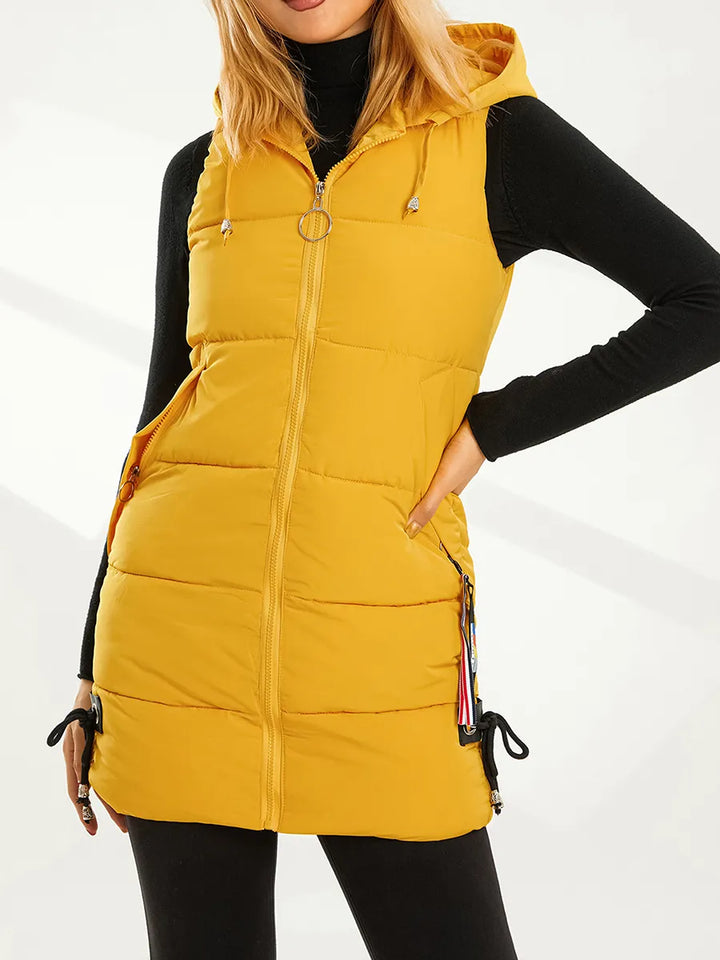 Warme dames bodywarmer met afneembare capuchon, essentieel voor koud weer.