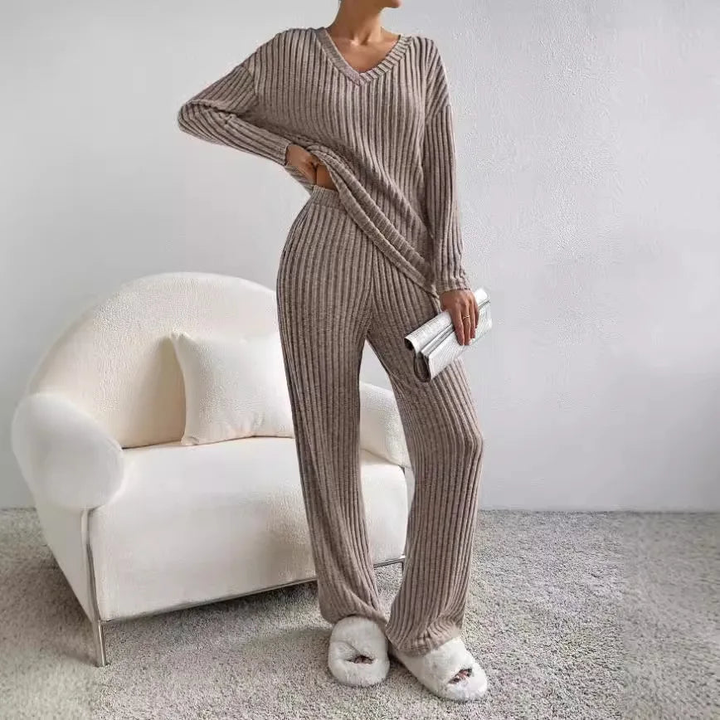 Elegant gebreid dames huispak, tweedelige set, zacht en comfortabel voor thuis.