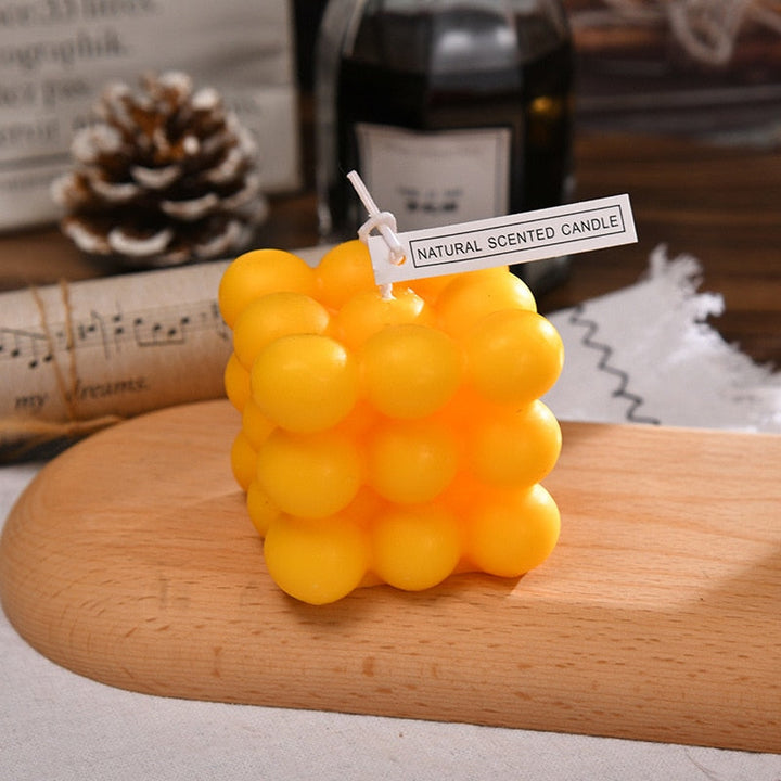 Sfeervolle bubbelkaars van sojawas, ideale decoratie en geurkaars voor jouw moderne interieur.