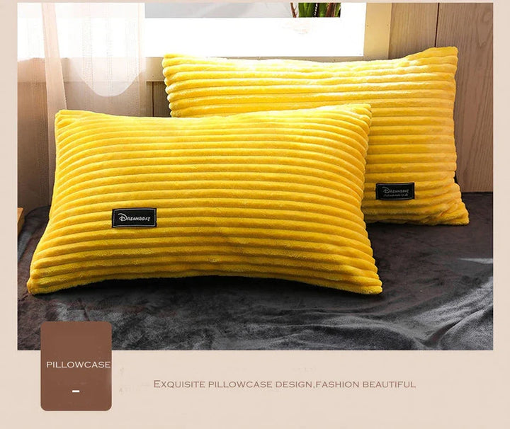 Netjes opgevouwen zacht fleece dekbedovertrek, klaar voor gebruik. Warm en comfortabel winter beddengoed.