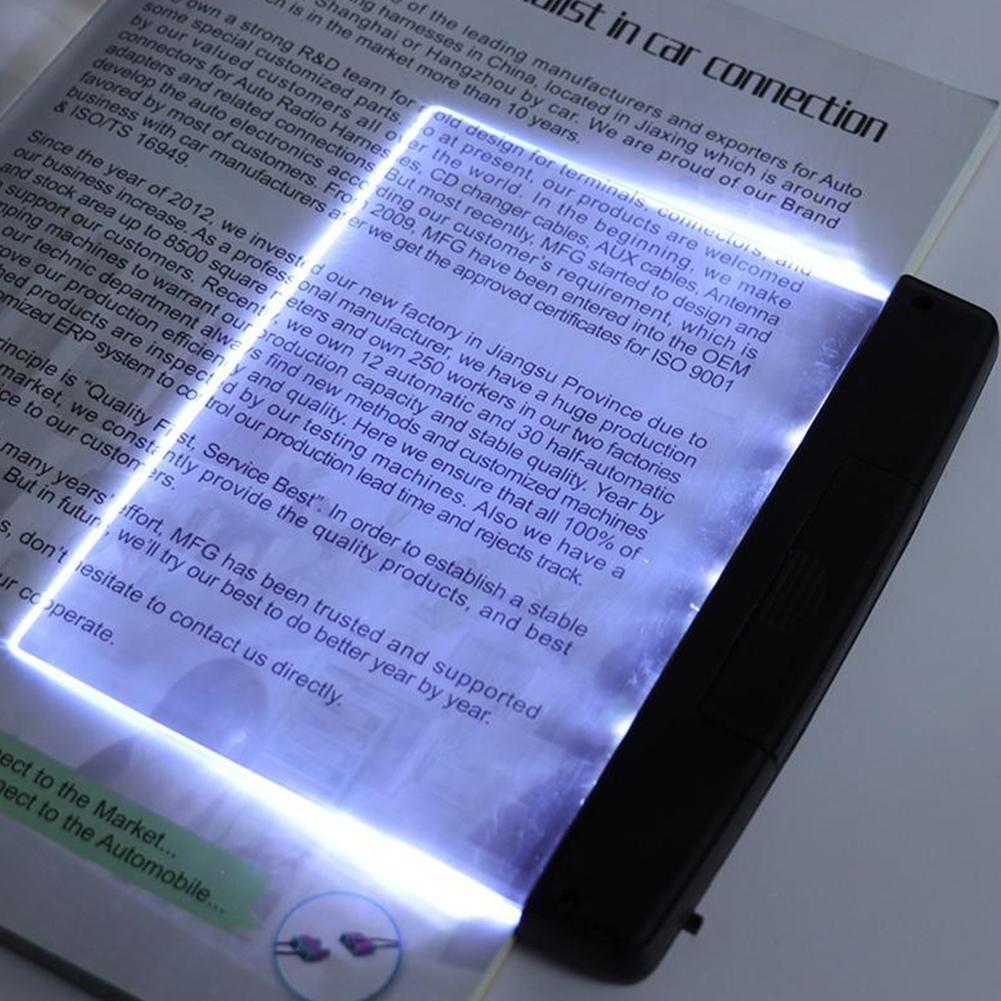 Draagbare LED leeslamp, ideaal voor comfortabel lezen onderweg of als nachtlampje.