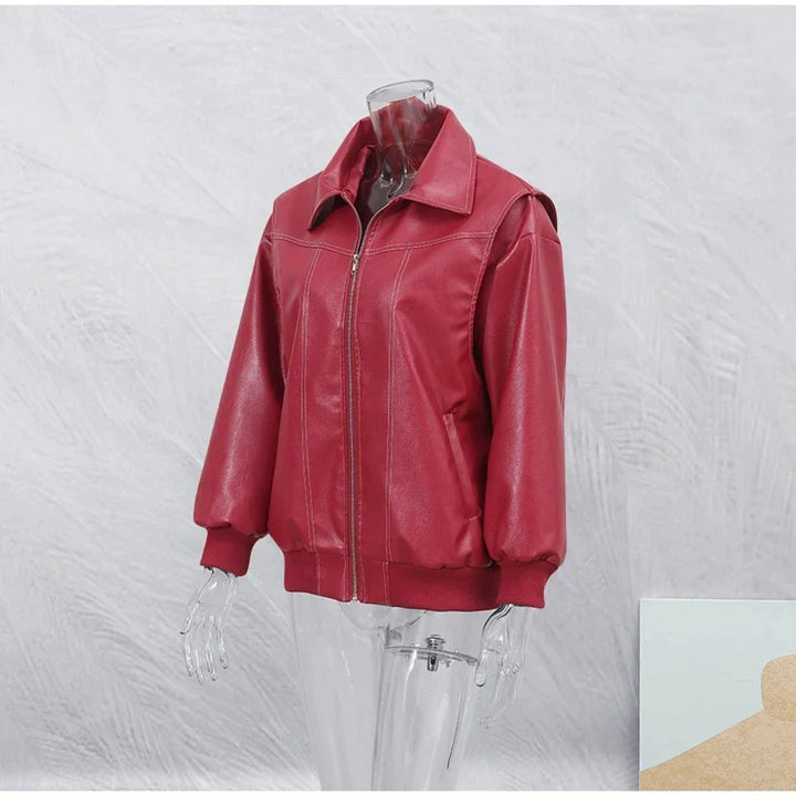 Rode dames bomberjack met modern patchwork design, trendy en comfortabel voor de winter.