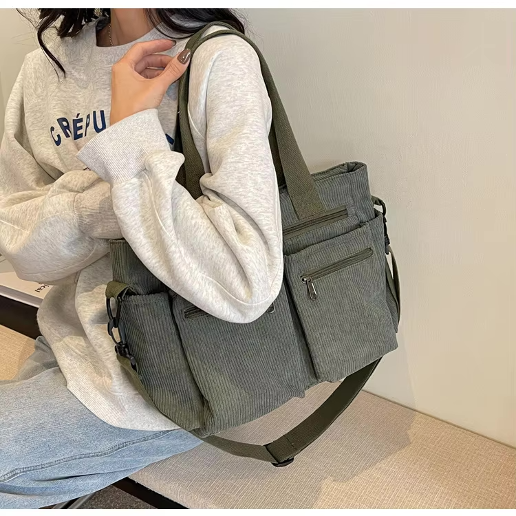 Zachte corduroy handtas voor dames met verstelbare schouderband, casual chic.