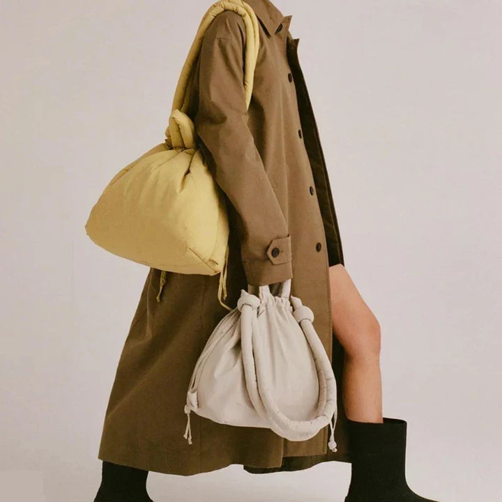 Zachte, gewatteerde puffer handtas voor dames. Modern en stijlvol, ideaal voor een trendy dagelijkse look.