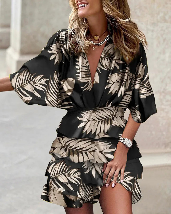 Trendy dames wikkeljurk met vrolijke bloemenprint, ruches en een flatterend A-lijn silhouet. Comfortabele stijl.