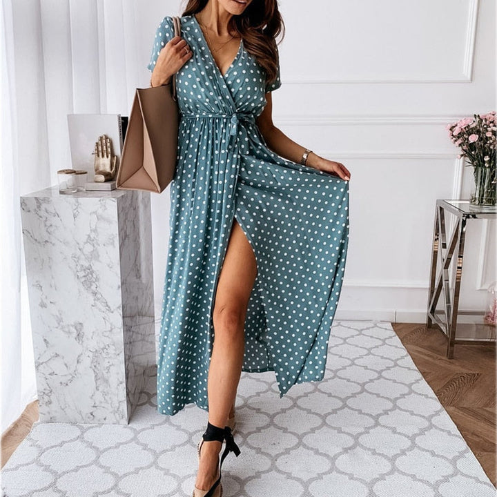 Zomerse elegante damesjurk met een vloeiende pasvorm, V-hals en verleidelijke split. Ideaal voor warm weer.