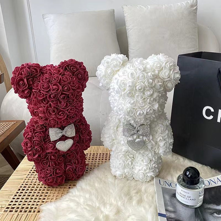 Roze teddybeer van kunstbloemrozen, perfect romantisch valentijnscadeau.