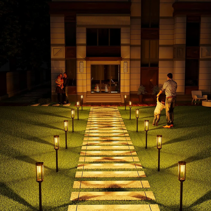 Moderne weerbestendige solarlantaarn. Elegant design met warm LED licht voor stijlvolle tuinverlichting.