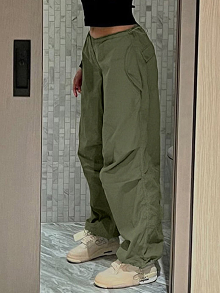 Modieuze wijde pijpen damesbroek, perfect als trendy streetwear cargobroek.
