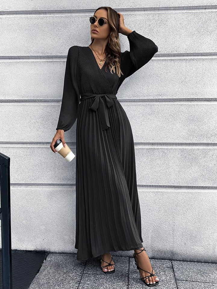 Lichtgewicht dames zomer maxi jurk met V-hals, geplooide top en elegante zwierige onderkant.