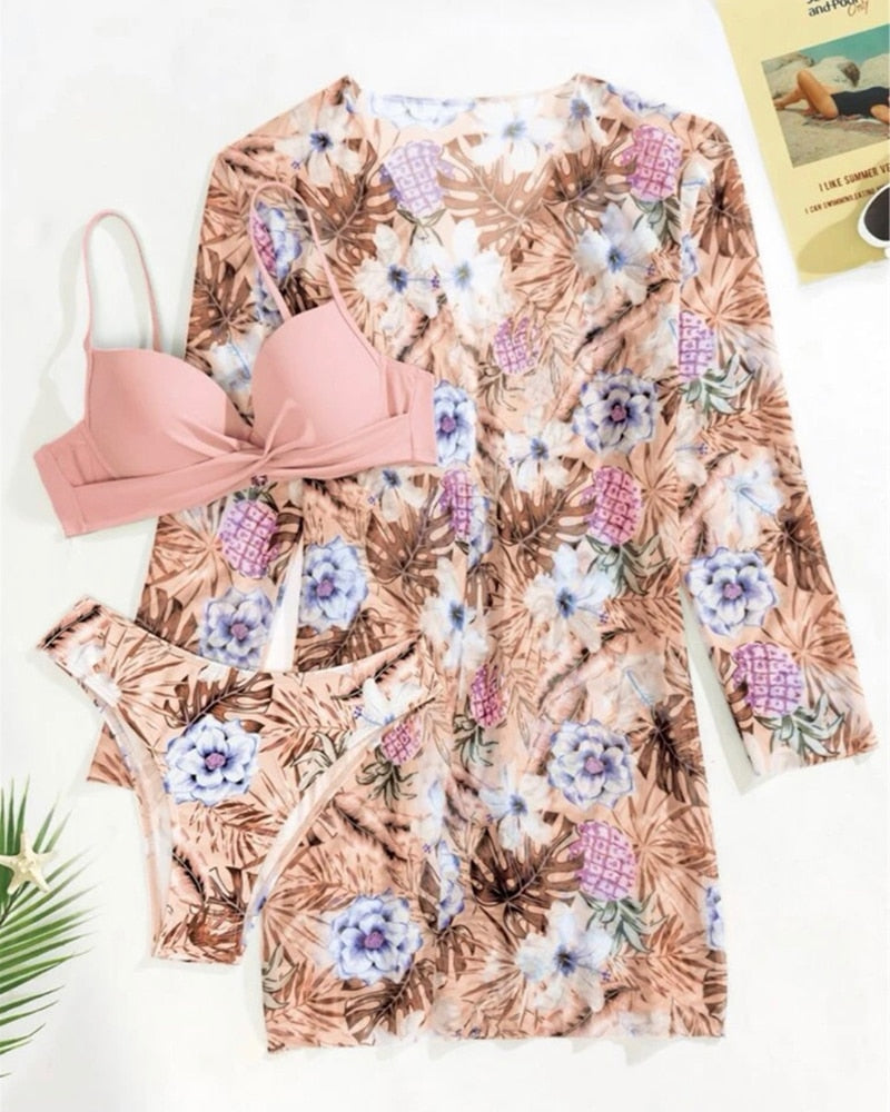 Complete dames zwemoutfit: Bikini top, broekje en transparante cover-up.