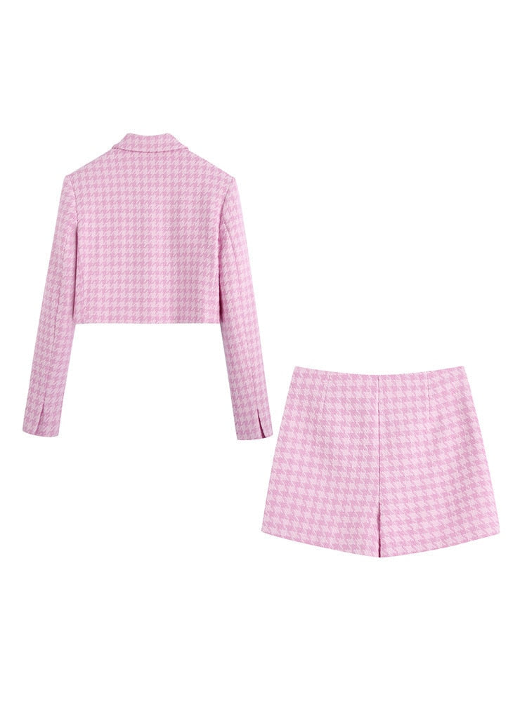 Details van de modieuze roze blazer van de Isla set, met subtiele knopen en nette afwerking.