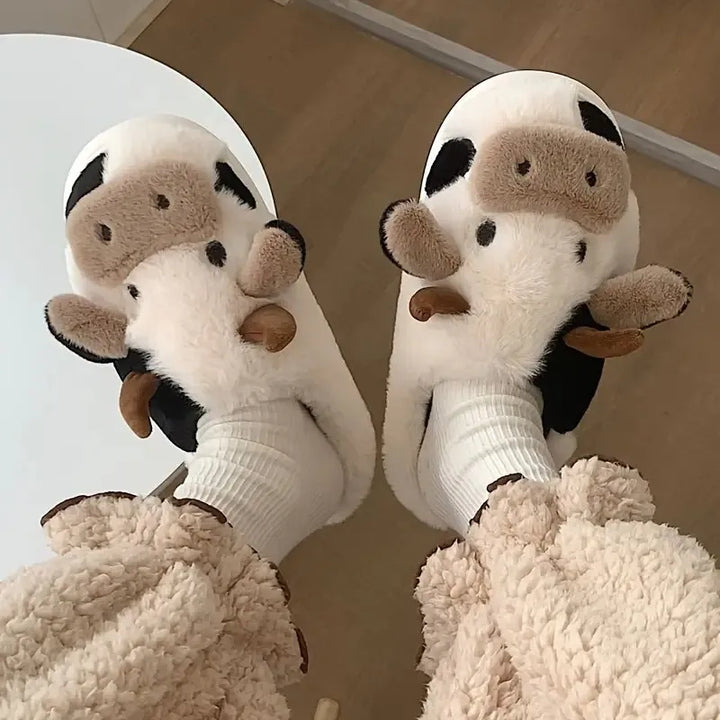 Dames draagt Jamie comfortabele pantoffels thuis, genietend van de warmte. Ideale huisschoenen voor koude dagen.