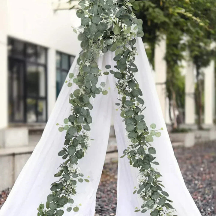 Luxe en realistische eucalyptus kunstplant slingerset, groen en weelderig, perfect voor een chique interieur.