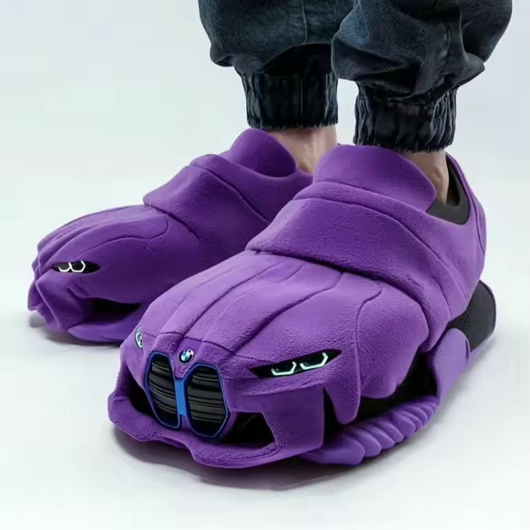Heren winterpantoffels met sportauto design. Warme, comfortabele slippers voor thuis. Het perfecte cadeau.