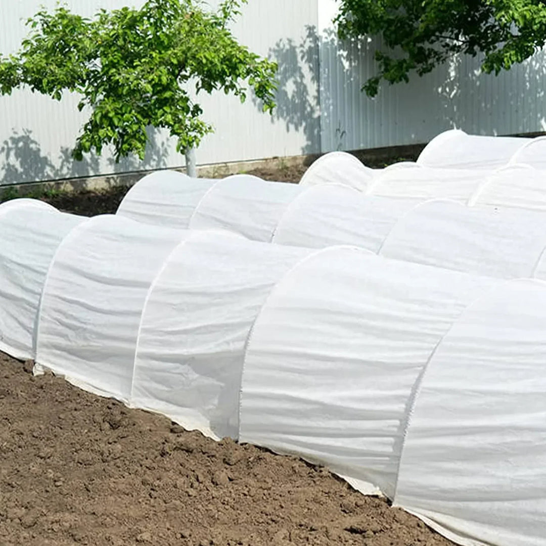 FlexGrow plantentunnel met glasvezelboog beschermt moestuin in verhoogd bed, voor vroege teelt en robuuste planten.