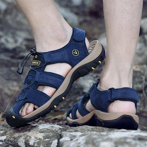 Detail van de duurzame constructie van kaki heren wandelsandalen, met versterkte teenbescherming.