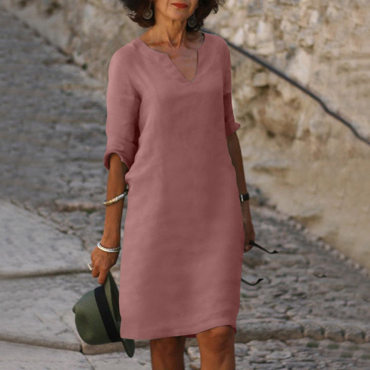 Chique damesjurk met V-hals, elegante zomerkleding voor warme dagen, comfortabel en stijlvol.