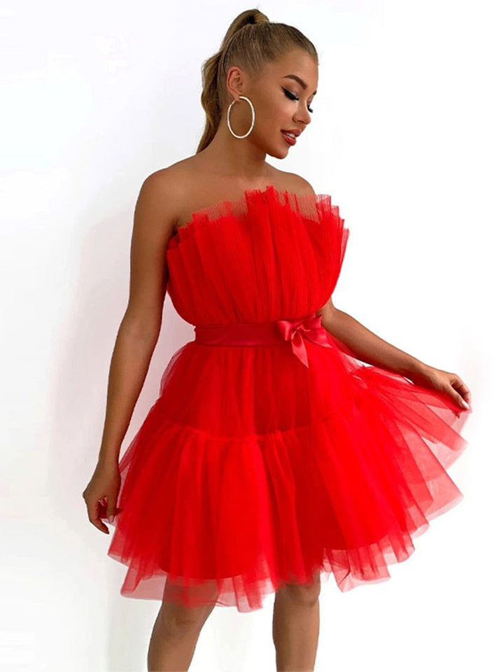 Zwarte strapless cocktailjurk, modern design, perfect voor een sophisticated en elegante look.