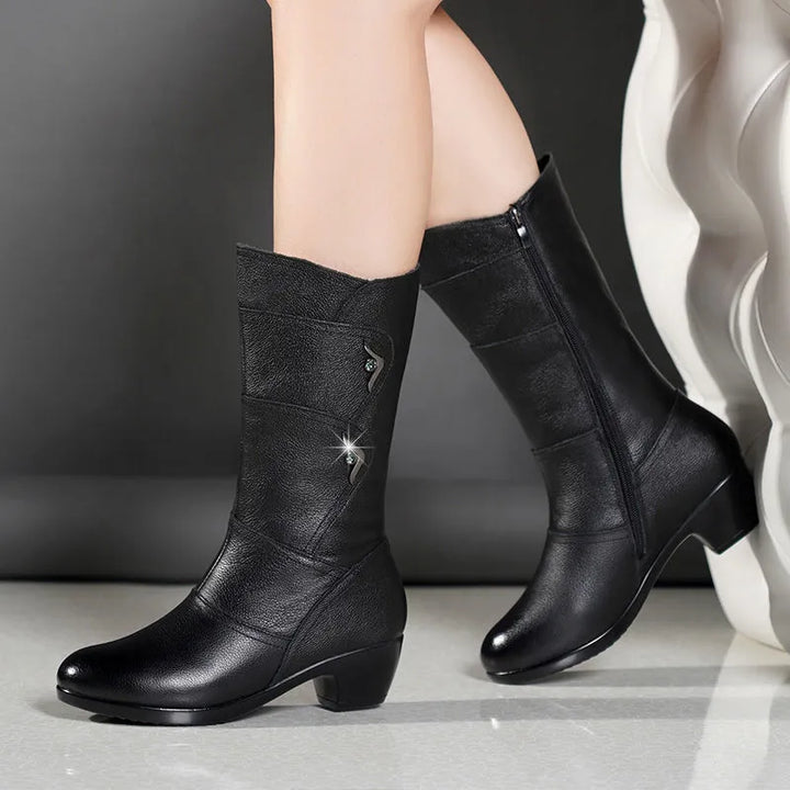 Warme, comfortabele en stijlvolle halfhoge dames winterlaarzen in zwart. Perfecte wintermode schoenen.
