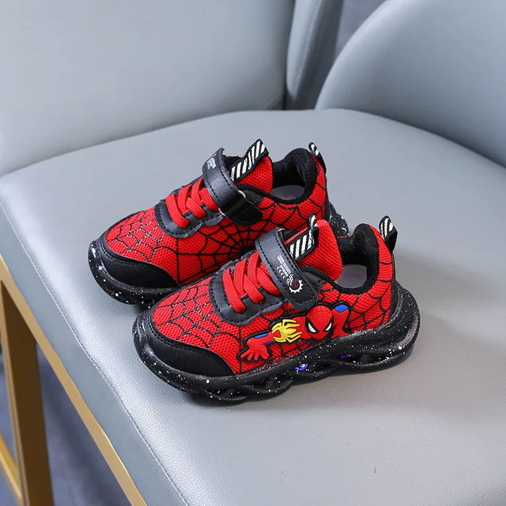 Avontuurlijke Spider-Man peutersneakers met LED, comfortabel en veilig door klittenband, sportieve rood/blauwe look.