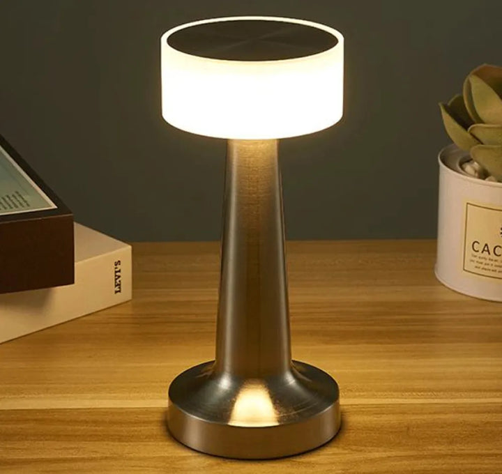 LumiCrest draadloze LED tafellamp voor sfeerverlichting, dimbaar en oplaadbaar, in zilveren of gouden afwerking.