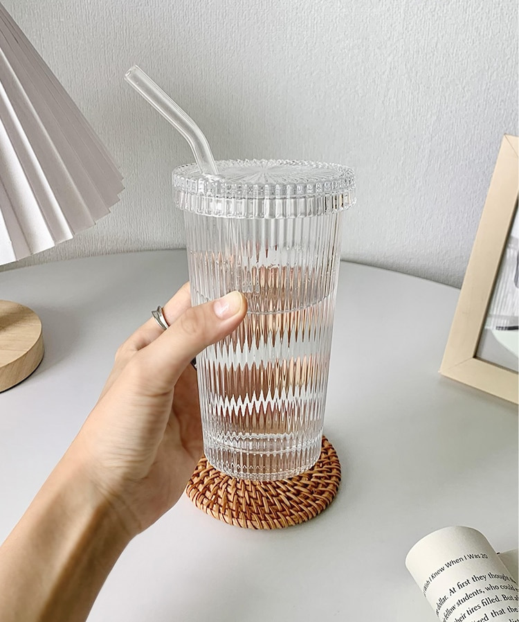 Modern drinkglas met deksel en rietje, perfect voor thee, koffie of smoothies. Ook een leuk cadeau.