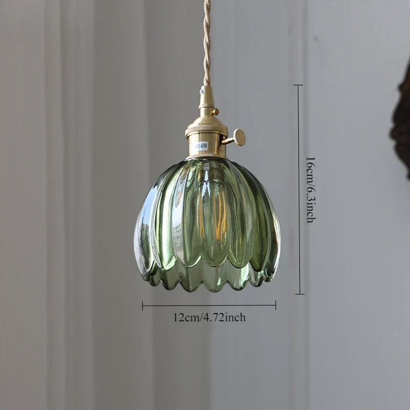 Binnenverlichting retro: glazen tulp wandlamp met gouden accenten, sfeervol.