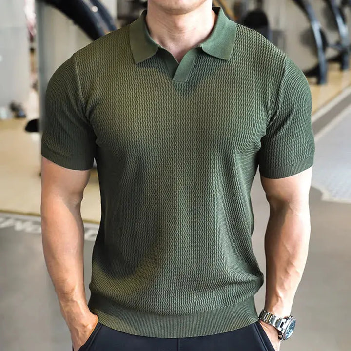 Model toont stijlvol heren slim fit poloshirt; perfecte smart casual mode voor elke gelegenheid in de zomer.
