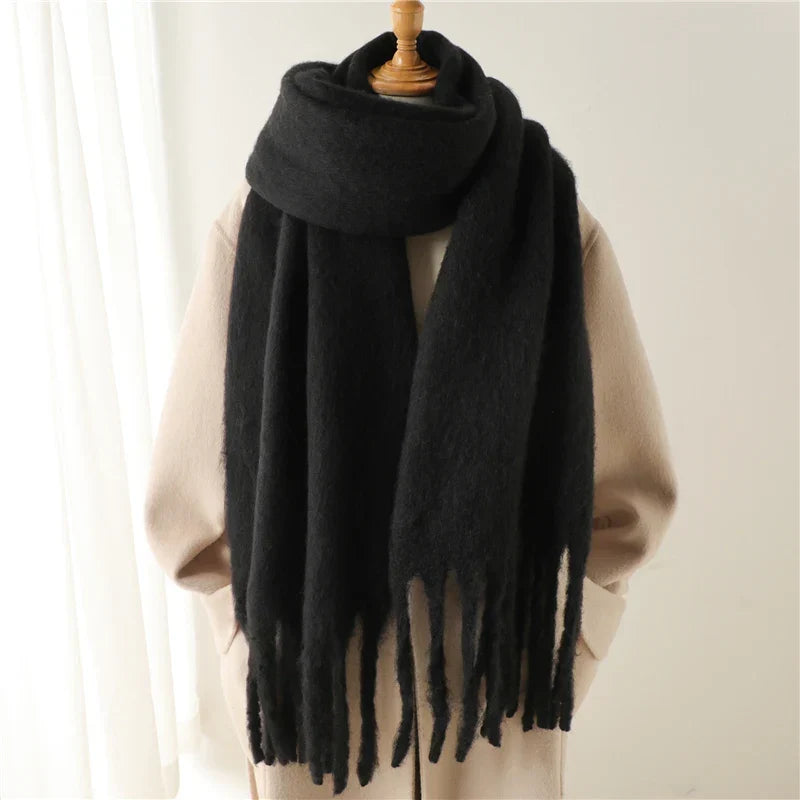 Unisex winter sjaal met zachte kasjmier look en grote kwasten. Warm en modieus accessoire.