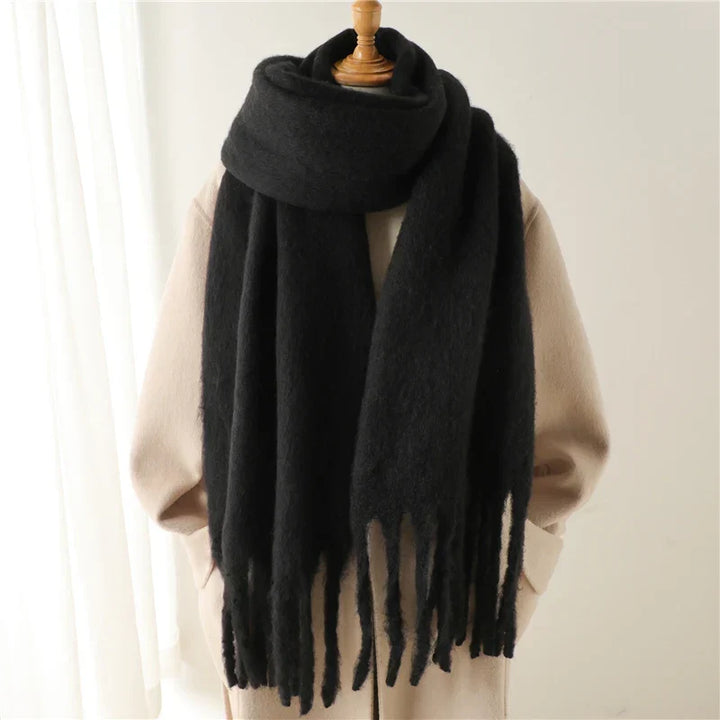 Unisex winter sjaal met zachte kasjmier look en grote kwasten. Warm en modieus accessoire.