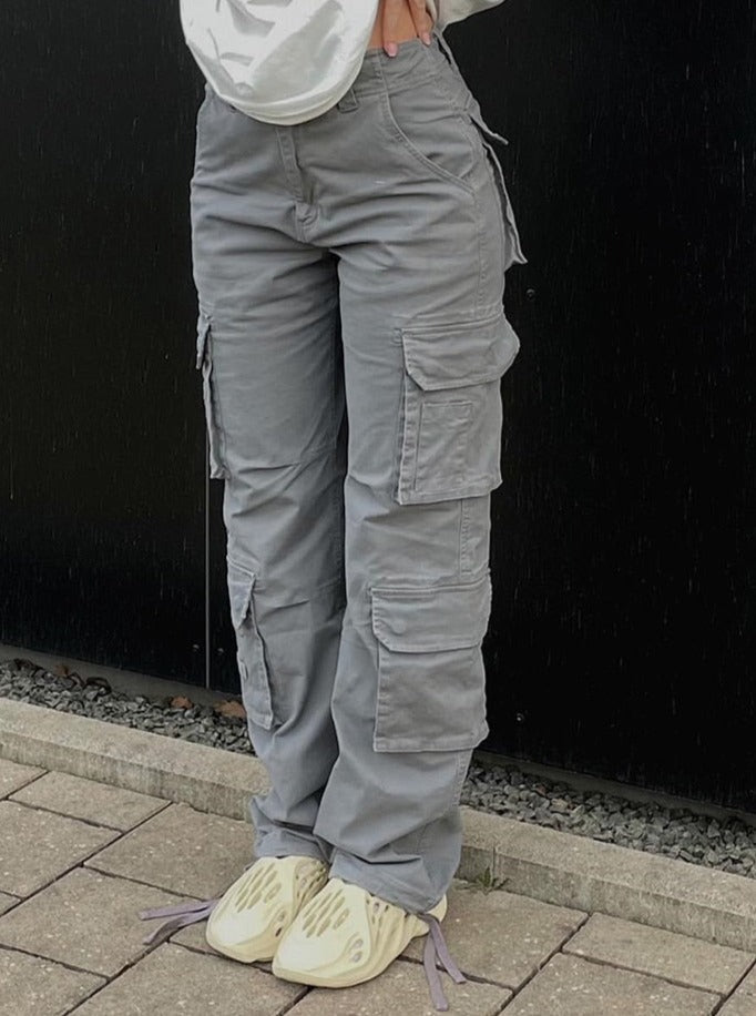 Grijze Mila cargobroek dames, met een stoere en comfortabele losse pasvorm.