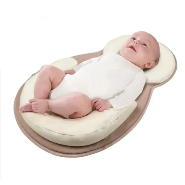Comfortabel baby slaapkussen met ademende katoenen hoes. Ideaal voor de tere huid van pasgeborenen.