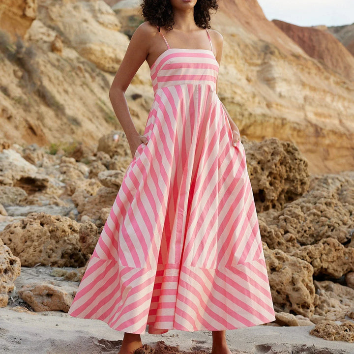 Trendy dames zomerse gestreepte maxijurk met dunne bandjes, geschikt voor casual en vakantie.