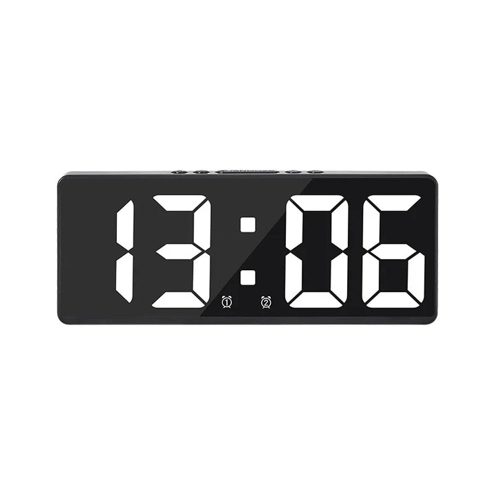 Slimme digitale wekker met aanpasbare kleuren, temperatuurweergave en kalender voor een trendy huis.