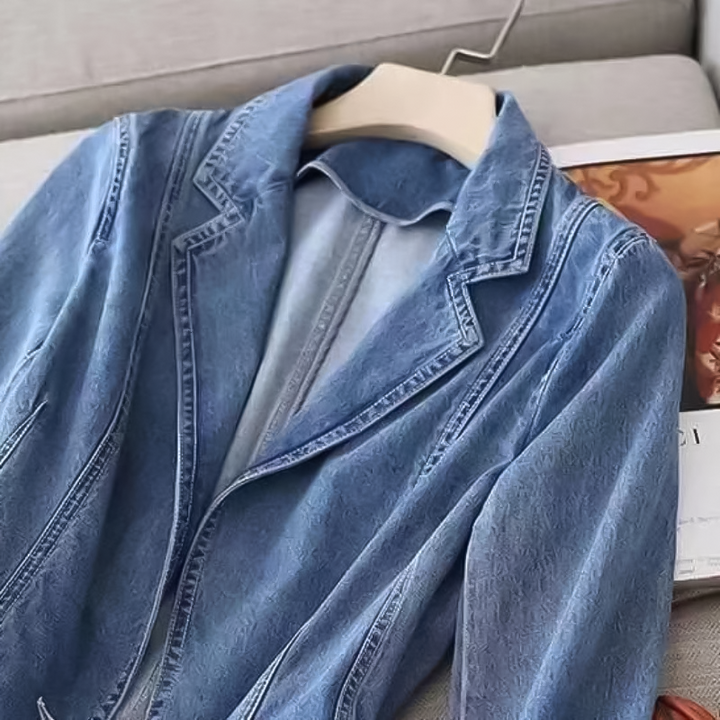 Moderne damesblazer, een essentieel kledingstuk voor elke stijlvolle outfit in de lente of herfst.