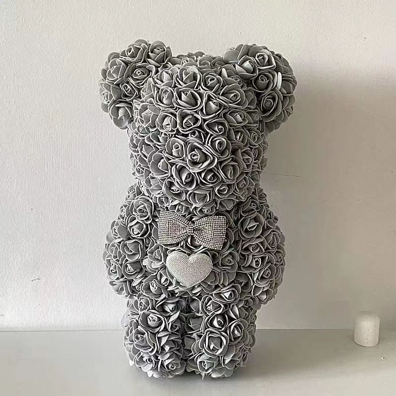 Romantische rozen teddybeer in cadeauverpakking, ideaal voor valentijn of jubileum.