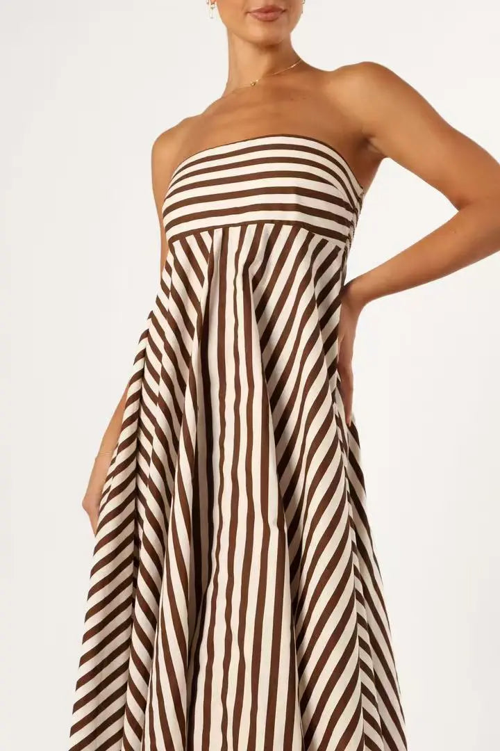 Elegante dames strapless maxi-jurk met tijdloos streepdessin, comfortabel voor zomerse avonden of als vakantiejurk.