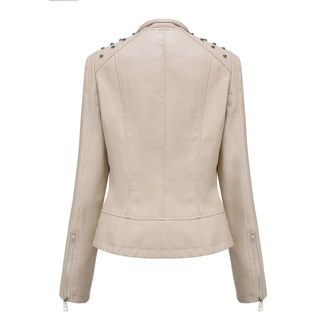 Elegante Carmie jas met subtiele studs, voor een verfijnde mode-statement.