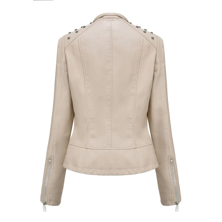 Elegante Carmie jas met subtiele studs, voor een verfijnde mode-statement.