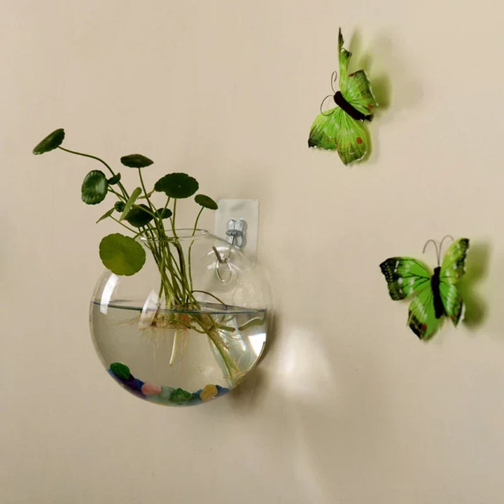 Close-up van zwevende AirBloom glazen vaas met hydroponische plant. Modern interieur, stijlvolle woondecoratie.