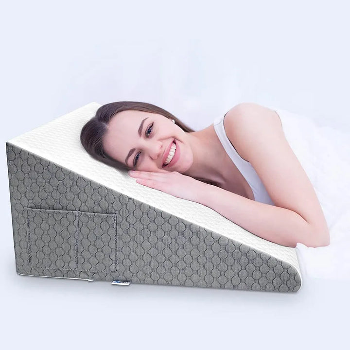 Comfortabel witgrijs wigkussen voor bed, ideaal voor slaapcomfort, reflux en rugondersteuning.