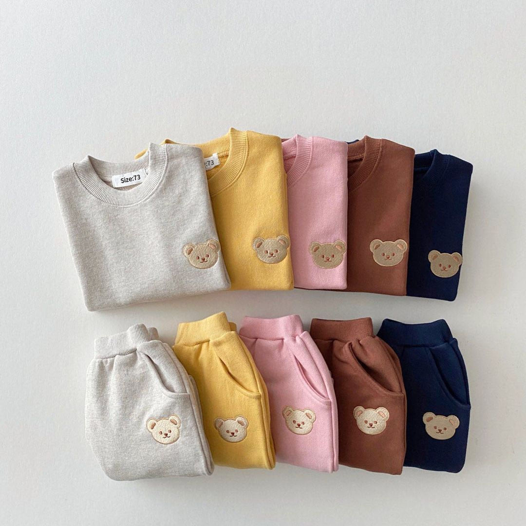 Schattige 2-delige kinderkleding set met hartjesprint, perfect voor jongens en meisjes.