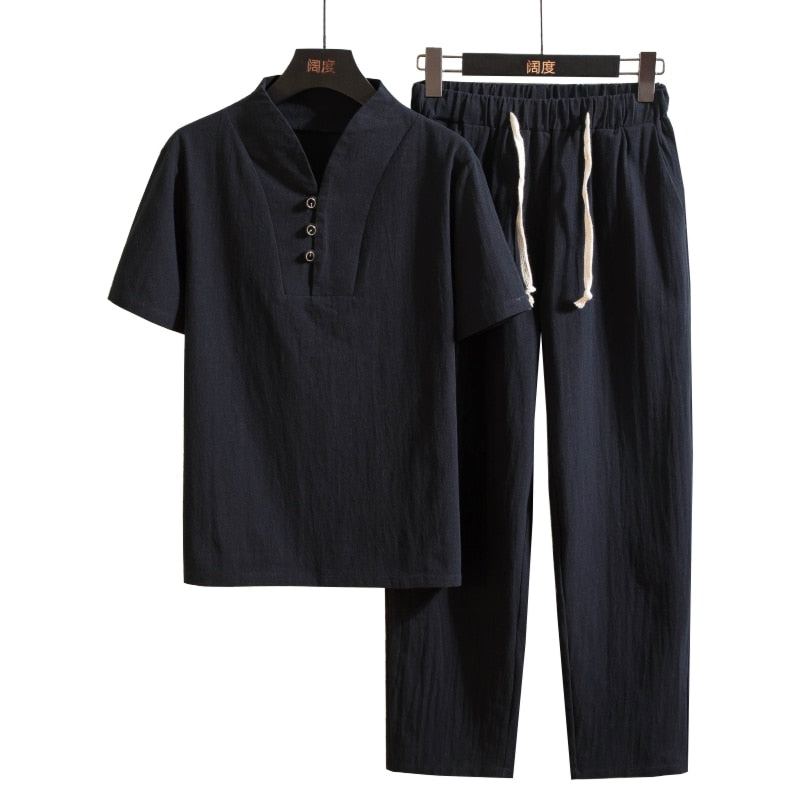 Modieuze heren Luno zomeroutfit. Stijlvolle tweedelige set met luchtig T-shirt en korte broek voor elke man.