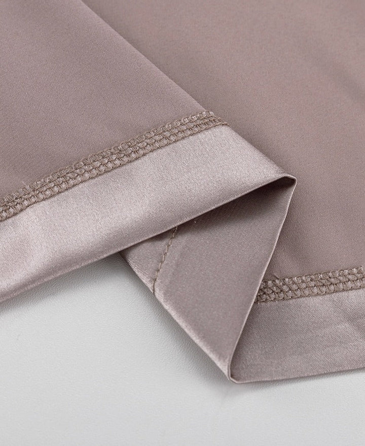 Luxe dames loungepak met veren, perfect voor speciale ontspanningsmomenten.