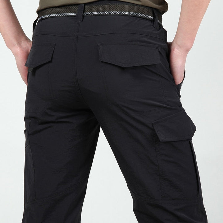 Zijaanzicht van de functionele Heren Cargo Broek Eddy, met ruime zakken. Robuuste broek voor outdoor en vrije tijd.
